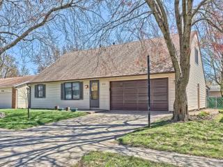 904 Hollycrest Dr, Champaign, IL 61821-4208