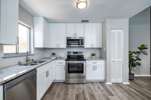 7044 Hollowell Dr, Tampa FL  33634-1089 exterior