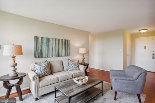 10401 Grosvenor Pl, Rockville, MD 20852-4646