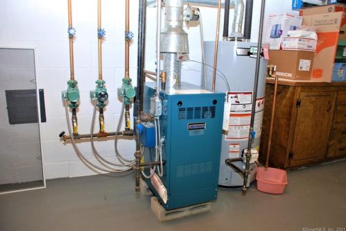 6 Buchanan Rd, Enfield CT 06082-5327 exterior