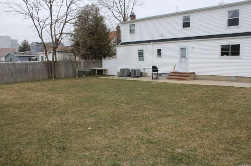 556 17th St, Babylon, NY 11704-2636