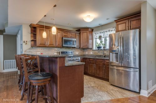 8020 Kilbourn Ave, Chicago IL 60646-5020 exterior