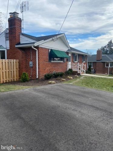 607 Pickett St, Alexandria, VA 22304-2109