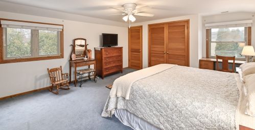 4929 Hollywood Ave, Milwaukee WI 53217-5935 exterior