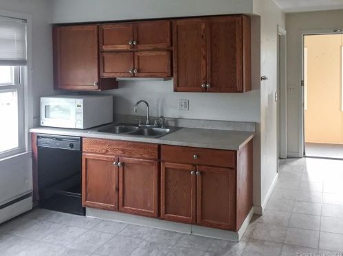 142 East St, Wallingford CT 06492-4006 exterior