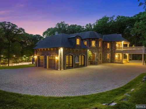 105 Chestnut Ridge Rd, Upper Saddle River NJ  07458-3124 exterior