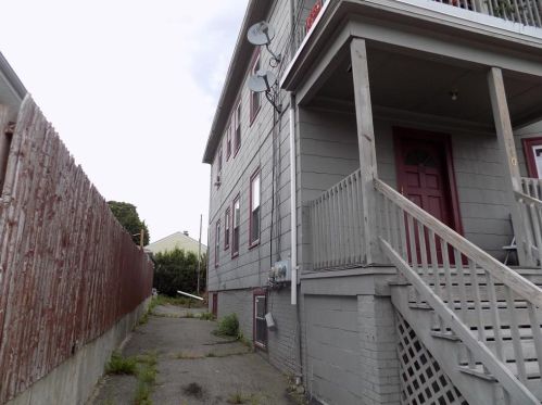 210 Ledge St, Providence RI 02904-1565 exterior