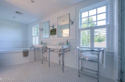 2 Kemble St, Lenox MA 01240-2816 exterior