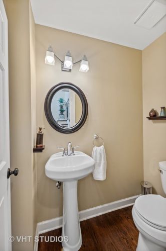 1320 Plymouth Ct, Chicago IL 60605-2717 exterior