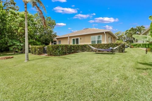 319 Stanhope Cir, Naples FL 34104-0812 exterior