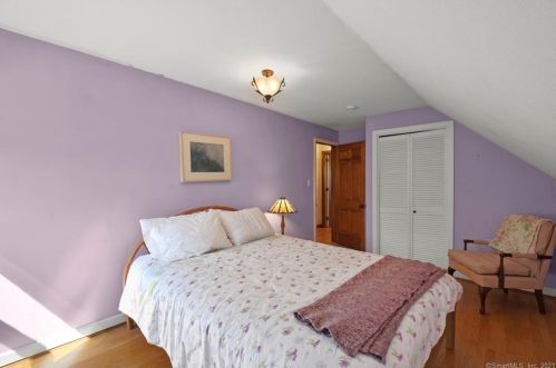 124 Center St, Windsor Locks CT 06096-2708 exterior