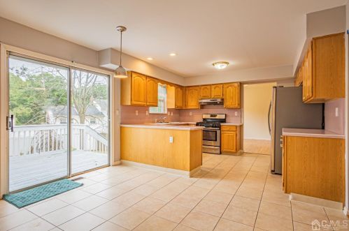 6 Sarah Ct, Edison NJ 08817-2288 exterior