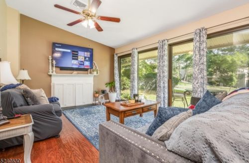 15 Hillside Ct, Clinton NJ 08809-1136 exterior