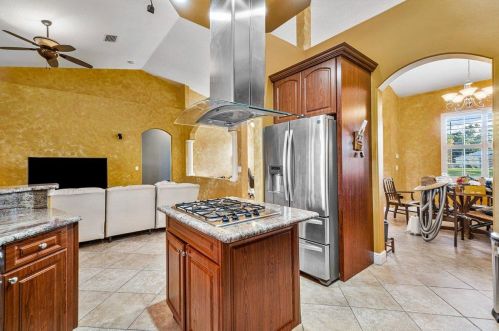 386 Dalton Cir, Fort Pierce FL 34953-5850 exterior