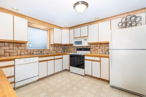 15 Lexton Dr, Farmington CT 06032-2412 exterior