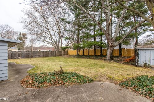 5231 Old Colony Rd, Kalamazoo MI 49008-3216 exterior