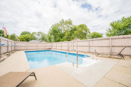 332 12 St, Plainwell MI 49080-1117 exterior