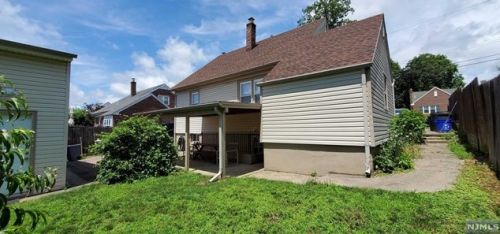 16 Crest Dr, Cresskill NJ  07626-2241 exterior