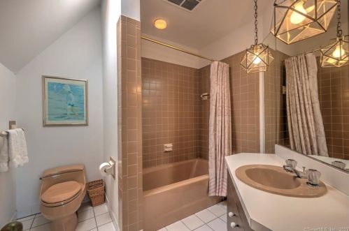 8 Seaside Ave, Milford CT 06460-6301 exterior