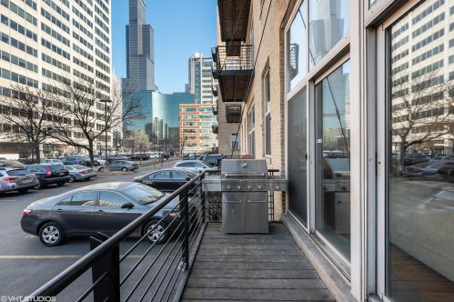 417 Jefferson St, Chicago IL 60654-0039 exterior