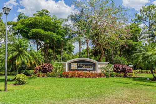 7575 Meadow Lakes Dr, Naples FL 34104-7433 exterior