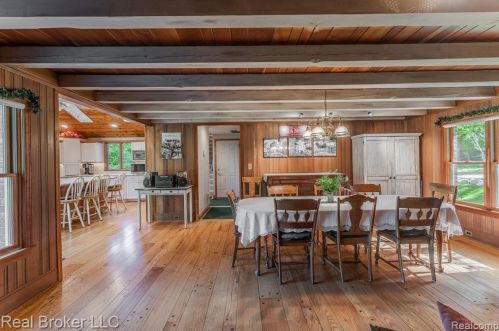 1300 Grandview Dr, Rochester MI 48306-4038 exterior