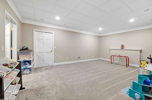 1140 Autumnview Dr, Rochester MI 48307-6060 exterior