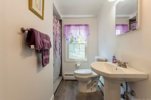 169 Glenwood St, Manchester CT 06040-5548 exterior