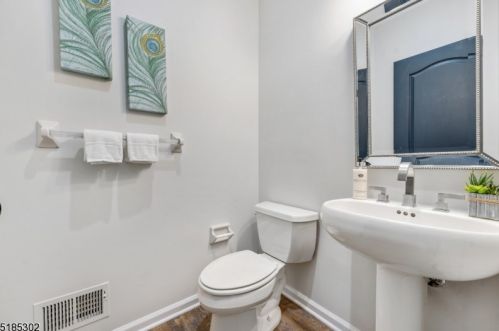 11 Bakley Ter, Town Center NJ  07052-2169 exterior