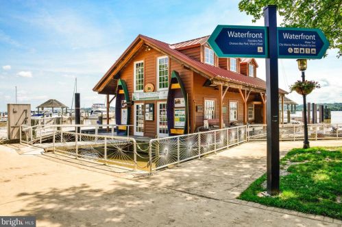 720 Bracey Ln, Alexandria VA  22314-6245 exterior