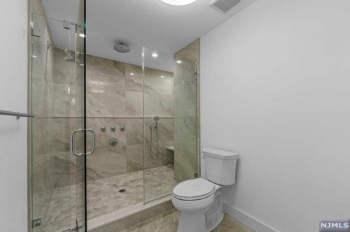 380 Lincoln Ave, Cliffside Park NJ 07010-1822 exterior