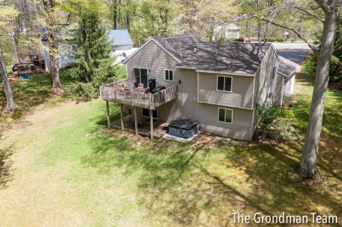 3032 Root Ct, Cedar Springs MI 49319-8153 exterior