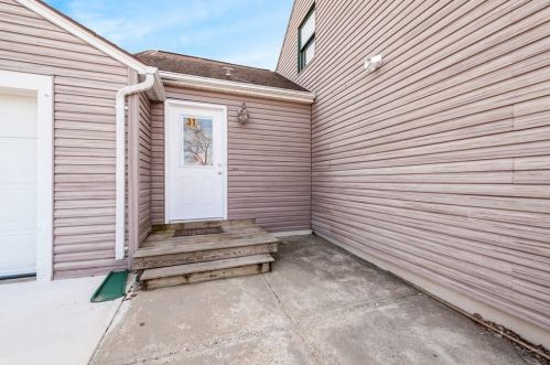 31 Ravenwood St, Springfield MA 01119-2202 exterior