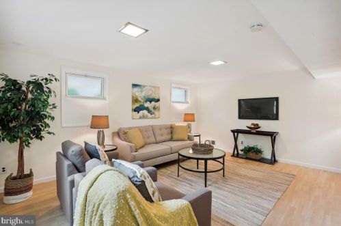 218 Forest Ave, Rockville MD 20850-1820 exterior