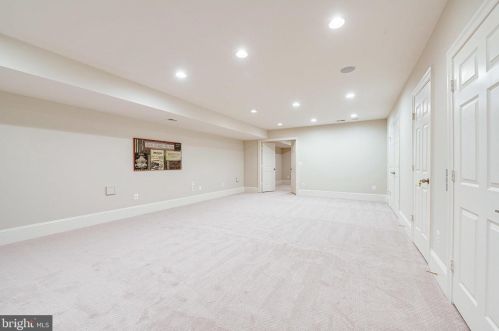 1402 Harvest Xing Dr, Mc Lean VA 22101-5650 exterior