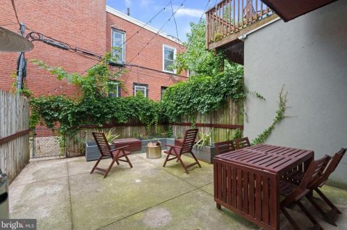 2455 Carpenter St, Philadelphia PA 19146-3907 exterior