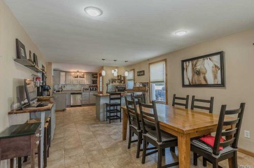 1370 Walnut Ave, Bohemia NY 11716-2110 exterior