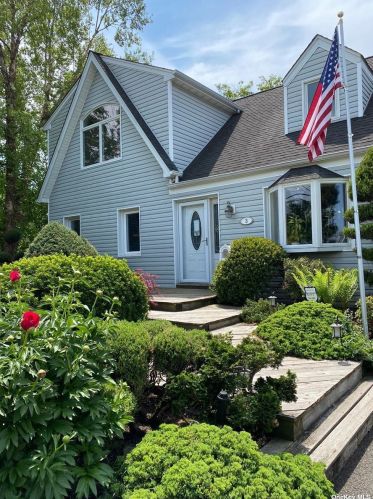 3 Birchwood Dr, Valley Stream NY  11580-1905 exterior