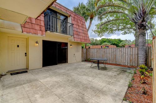 311 Live Oak Ln, Boynton Beach FL 33436-7107 exterior