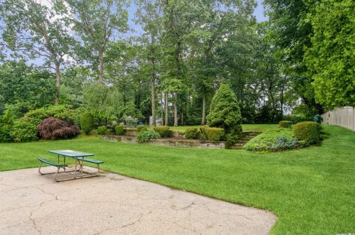 37 Cross Bow Ln, Commack NY 11725-1205 exterior