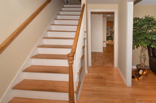 523 Taylor St, Vernon CT 06066-5231 exterior