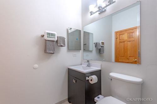 3160 Lincoln Ave, Chicago IL  60657-3140 exterior