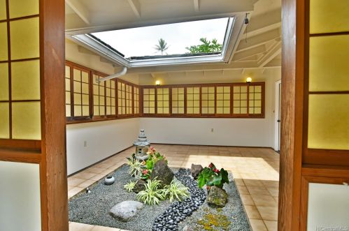 2923 Loomis St, Honolulu, HI 96822-1628