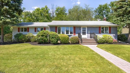 74 Lakeside Dr, Piscataway, NJ 08854-4229