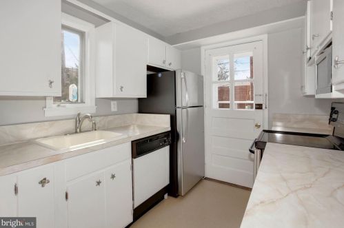 2022 21 St, Arlington VA 22201-3607 exterior