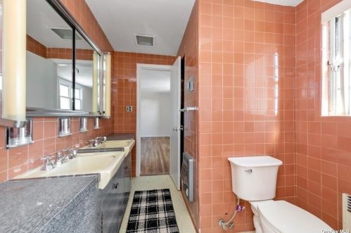 1081 Chestnut St, Valley Stream NY  11580-2157 exterior