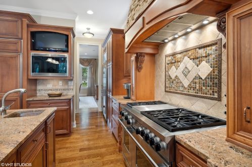 695 Mitchell Ave, Elmhurst IL 60126-4855 exterior