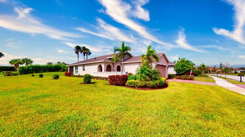 9472 Royal Poinciana Dr, Fort Pierce FL 34987-2513 exterior