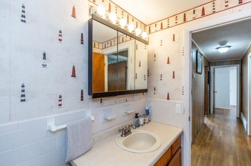 228 Grandview Ave, Woonsocket RI 02895-2752 exterior