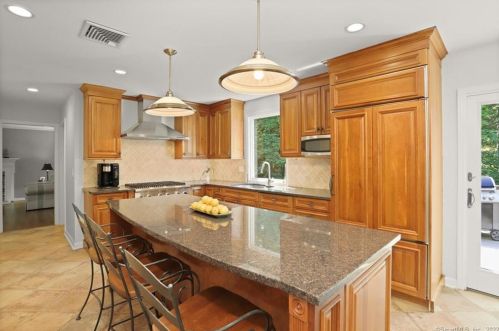 67 Ritch Dr, Ridgefield CT 06877-2815 exterior